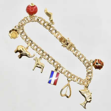 Armband Bismarck med 9 berlocker, längd 17cm, länkens bredd 5mm, en berlock i gulmetall, 18K. Vikt: 16,4 g