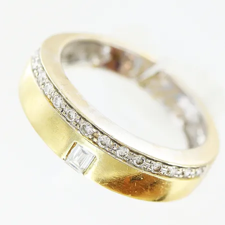Ring diamanter 14x ca 0,01ct briljantslipade, 1 baguetteslipad ca 2,3x2,9mm, stl:17, defekt, 18K. Vikt: 4 g