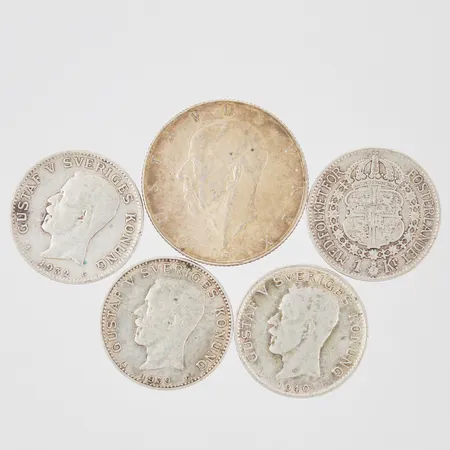 Fem mynt 1 st 2 -krona (år 1938) 4 st 1-kronor (år 1932-1940) 800/1000 silver bruttovikt 44,7g 