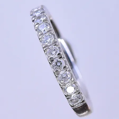 Ring med labbodlade diamanter 0,35ctv G/VS Guldfynd Fenia stl:16, bredd 3 mm vitguld cert medföljer 18K. Vikt: 3,9 g