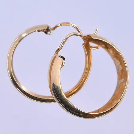 Örhängen Ø13 mm, bredd 5 mm 18K. Vikt: 1,2 g