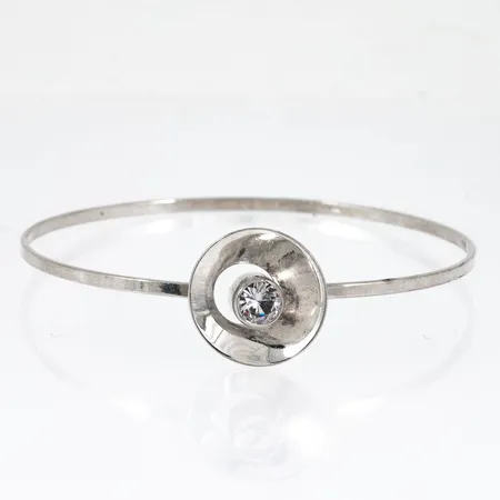 Armring med vit sten innermått 16,5cm (öppningsbar) bredd 1,8-16mm, silver 925/1000 3,9g. 