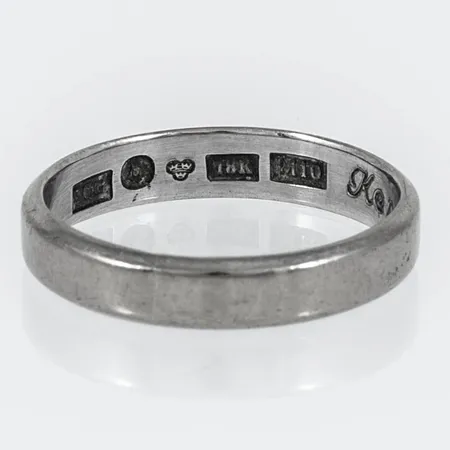 Ring slät stl: 17½ bredd 4mm, gravyr, vitguld 18K 3,5g. 