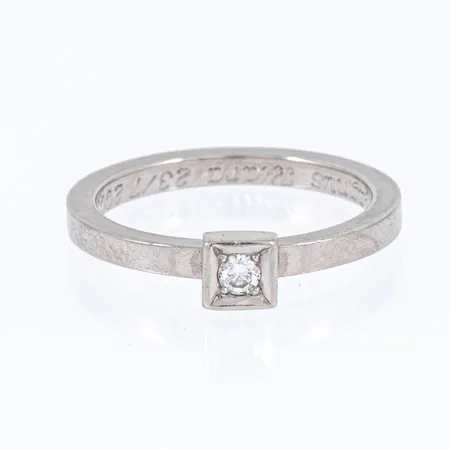 Ring med en briljantslipad diamant ca 0,05ct stl:15½ bredd 1,9-4mm, gravyr, vitguld 18K 3,8g.
