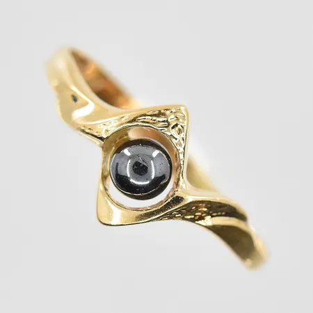 Ring med hematit stl:18, bredd 2-9mm, 18K. Vikt: 1,8 g