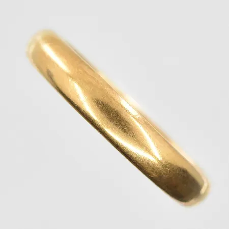 Ring stl:19¾ bredd 4mm, gravyr, 18K. Vikt: 4,9 g