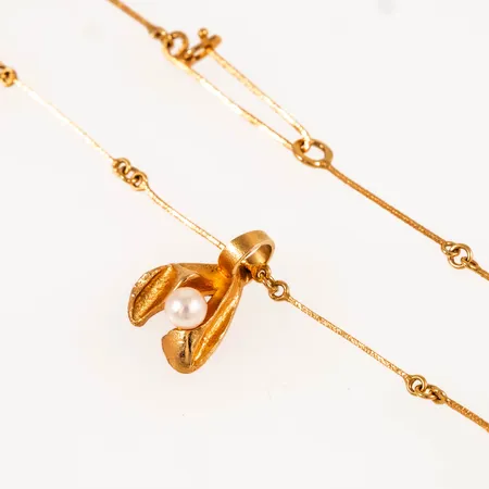 Collier Lapinvuokko (Lappsippa) Björn Weckström för Lapponia Finland, hänge 11x16mm med en saltvattenodlad vit pärla Ø4mm, stavlänk längd 41cm, stämplad B8 (1979), 18K 4,7g.