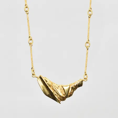 Collier ledad modell med integrerat hänge, längd 41½cm, länkens bredd 1mm, 18K. Vikt: 6,6 g