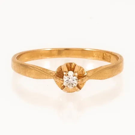 Ring med en briljantslipad diamant 0,05ct stl:16¼ bredd 1,5-4,8mm, 18K 1,9g. 