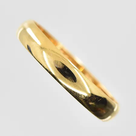 Ring Schalin stl:20¾, bredd 4mm, gravyr, 18K. Vikt: 3,9 g
