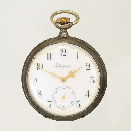 Fickur Longines Ø50mm, boett med jaktmotiv, silver, boettnr/verknr: 2909047, urverk går ej. glas repigt, krackelerad urtavla. 84,4g totalt.