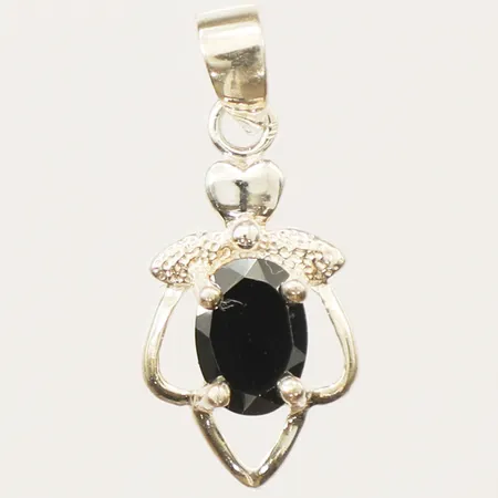 Hänge med svart sten längd 21mm, bredd 9,5mm silver 925/1000 Vikt: 1 g