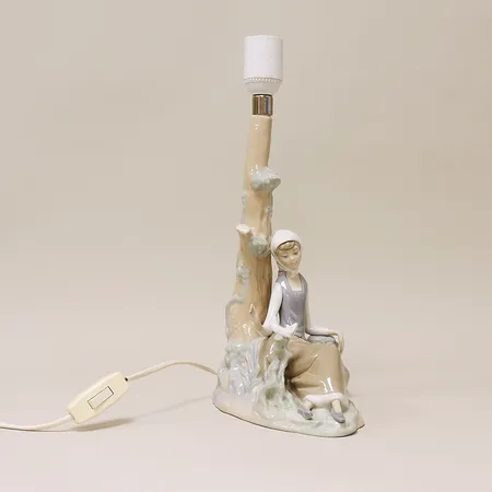 Lampfot Lladró "flicka med duva" höjd inklusive lamphållare: ca 34cm, bredd: ca 21cm, Spanien, ej funktionstestad Skickas med postpaket.