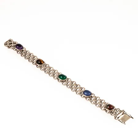 Armband X-länk med fem cabochonslipade stenar: mossagat, troligen blå och grön agat, tigeröga, ametist, längd 18,5cm bredd 12mm, stämplad T9 (1969), NSE (N S E Guldvaru AB, Köping), kattfot, silver 24,7g. 