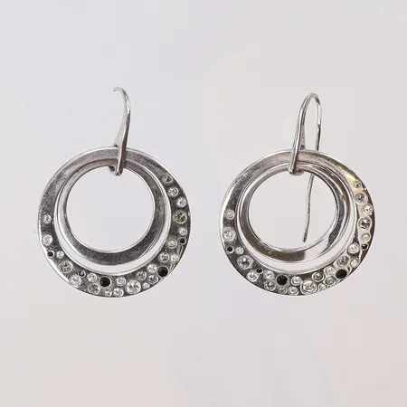 Ett par örhängen med svarta och vita stenar, bredd 30mm, defekt, 925/1000 silver Vikt: 14,6 g