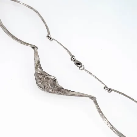 Collier med vildmarksmönster längd 40cm bredd 3-15mm, stämplad SCO (Svedbom & Co, Solna), silver 925/1000 12,6g.  