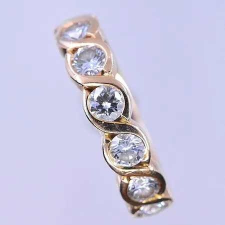 Ring med diamanter 0,91ct, stl 16¼, bredd 5 mm, graverad, 18K. Vikt: 5,8 g