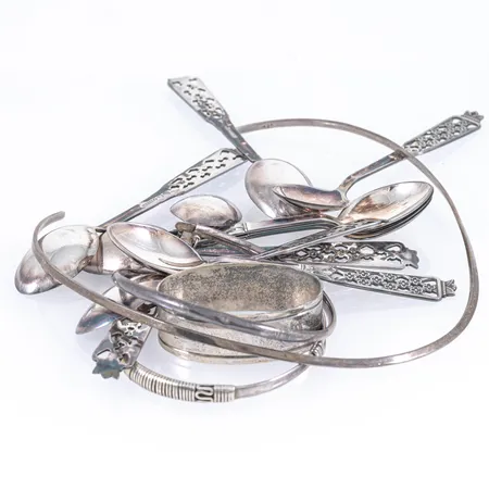 Diverse defekt silver 830/1000 133g. Gravyrer.