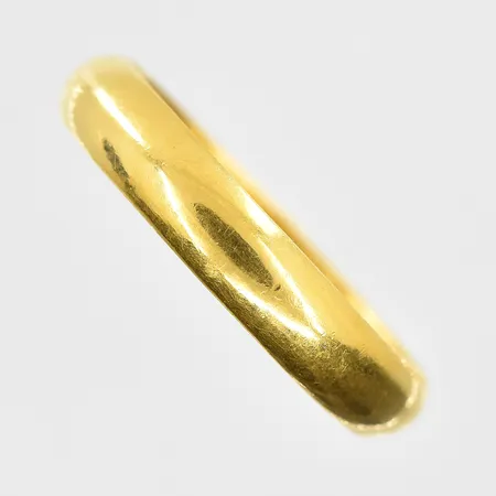 Ring stl:22 bredd 5mm, gravyr, 23K. Vikt: 7,4 g