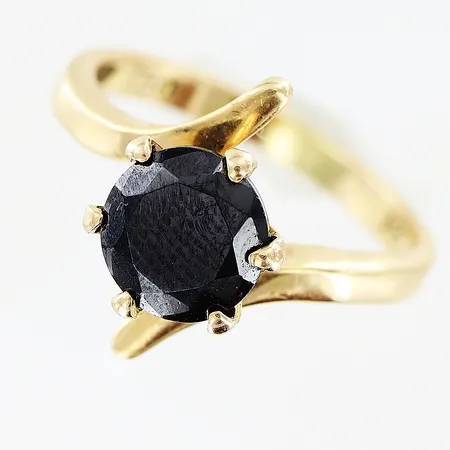 Ring svart sten stl:15 bredd 2-13mm, 18K. Vikt: 2,9 g