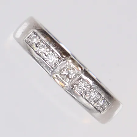 Ring i vitguld med princesslipad diamant 1xca0,10ct samt briljantslipade 6xca0,02ct stl:16¾ bredd 4mm i behov av ny rodiering, GHA 18K Vikt: 4,2 g