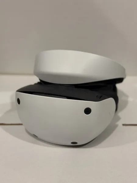 Sony playstation VR2 headset och två handkontroller, #P27419093-H #5010-G13100K1J11749733, bruksskick, i skadad originalkartong Skickas med postpaket.