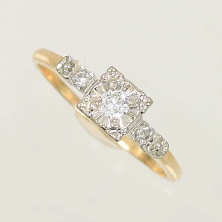 Ring med diamanter 1st x ca 0,1ct och 2st x ca 0,01ct, bredd 1,5-6mm, 14K, 2,6g Vikt: 2,6 g