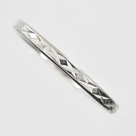 Ring Schalin stl:19, bredd 2mm, gravyr, vitguld, 18K. Vikt: 1,9 g