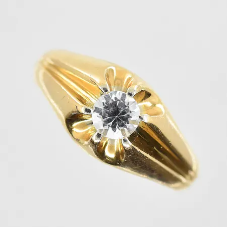 Ring med vit sten stl:18, bredd 3-9mm, skadade klor, 18K. Vikt: 4,2 g