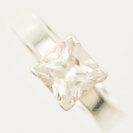 Ring med vit sten stl:19 bredd 5,4-8,2mm repor GHA silver 925/1000 Vikt: 7 g