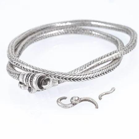 Halvstel kedja 46 cm Ø 4,3 mm silver 65,4g. Defekt lås. Ojämn.