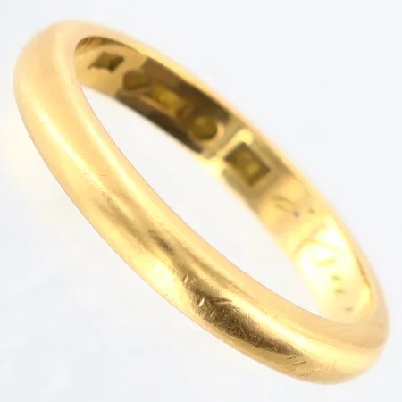Ring slät stl: 21½ bredd:4mm, gravyr, 18K Vikt: 7,7 g