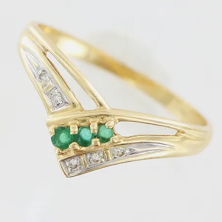 Ring diamanter 5 x ca 0,005ct stl:18, smaragder, 18K. Vikt: 1,7 g
