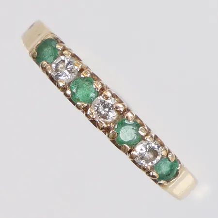 Ring med diamanter 3xca0,06ct samt gröna stenar stl:18 bredd 1,5-3mm 18K Vikt: 3,2 g