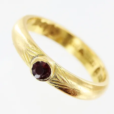 Ring stl:18¾ sten, bredd: 4mm, slitage, gravyr, 18K. Vikt: 5,4 g