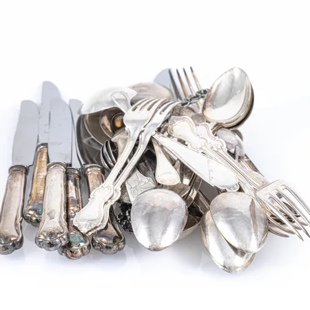 Diverse silver 830/1000 702g skedar & gafflar, knivar 340g bto. Gravyrer.
