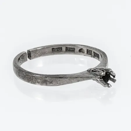 Ring defekt skena, sten saknas, vitguld 18K 2,3g.