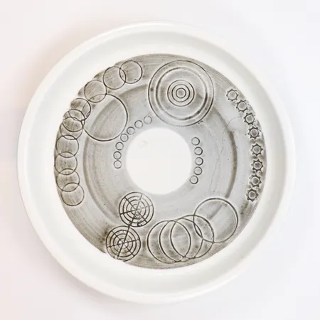 Fat Olle Alberius (1926-1993) för Rörstrand, Sarek, 1960-talets slut, handmålat stengods, höjd 3,5cm, Ø18cm, smärre slitage och glasyrspricka Skickas med paket.