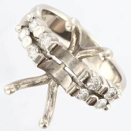 Ring med diamanter stl: 16½, defekt sten saknas, Platina PT900 Vikt: 8,4 g