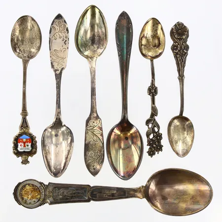 7 Skedar längd: 10-14,3cm, gravyr, emalj, 830/1000 silver Vikt: 96,7 g