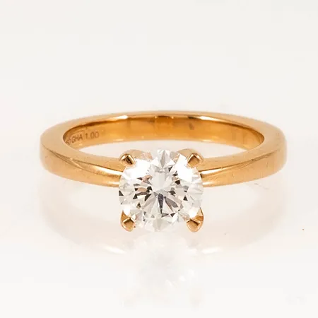 Ring med en briljantslipad diamant 1,03ct W(H)-si. Stl:15¾. Bredd 2,3 - 6,5 mm. Lasergraverad rondist GIA 7501411907. Modell Paris från Hallbergs Guld. Nypris ca 70.000kr. 4,3g 18K.