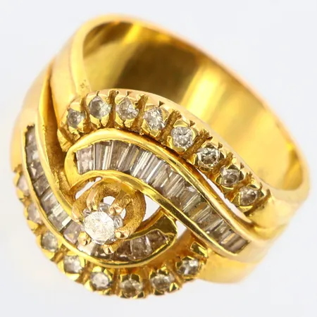 Ring med vita stenar, stl: 17, bredd: 6,5-14mm, 18K Vikt: 6,1 g