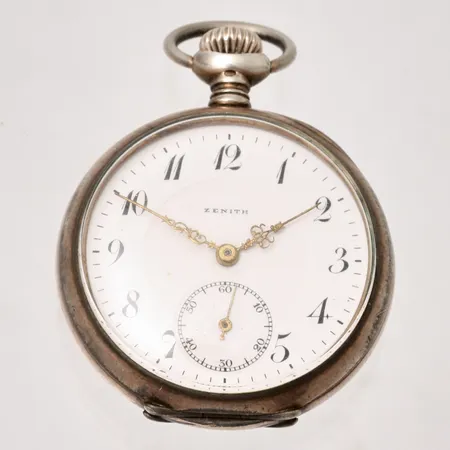 Fickur Zenith Grand Prix Paris 1900, silver 800/1000, manuell, Ø35mm, Ancre 15rubis Spiral Breguet, verknummer 2317670, boettnummer 3093591, defekt, går ej att vrida upp, brutovikt 36,48g.