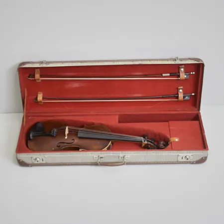 Violin 4/4 tillverkad av E.M Hoppstadius i Östersund år 1949, no 7, hakstöd, 2st stråkar, i använt skick, låda. Skickas med postpaket.