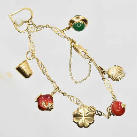 Armband med 7 berlocker, längd 16½cm, länkens bredd 4mm, säkerhetskedja, 18K. Vikt: 11,2 g