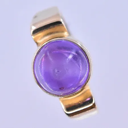 Ring med ametist sten stl:17¼, bredd 2-10 mm 18K. Vikt: 3,9 g