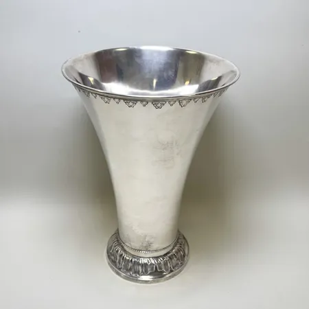 Vas höjd ca 27cm bredd ca 19cm, graverad i botten, 830/1000 Silver 577,7g.