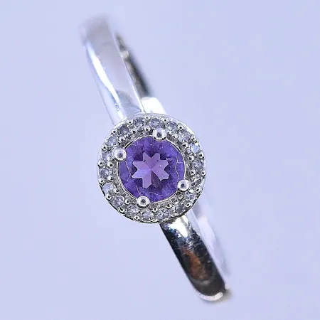 Ring med troligen ametist och diamanter ca18x0,005ct Guldfynd stl:17, bredd 2-7 mm vitguld 18K. Vikt: 2,7 g
