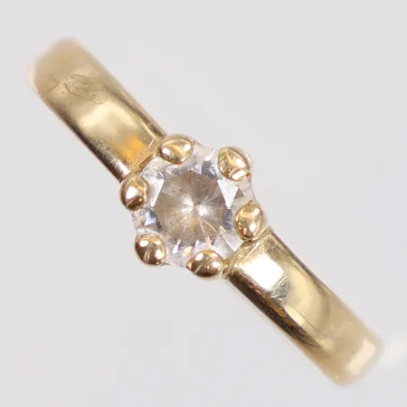 Ring med vit sten stl:17 bredd 2,5mm 18K Vikt: 0,9 g