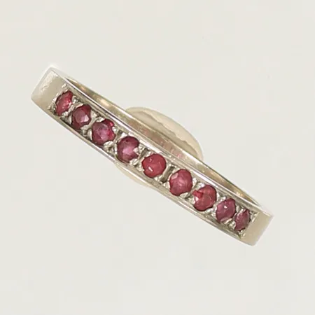 Ring vitguld med röda stenar, stl 18½ bredd 3mm, sliten, 18K 3,5g
